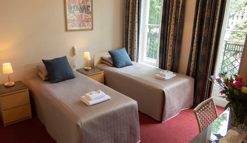 Habitación con 2 camas individuales, baño privado