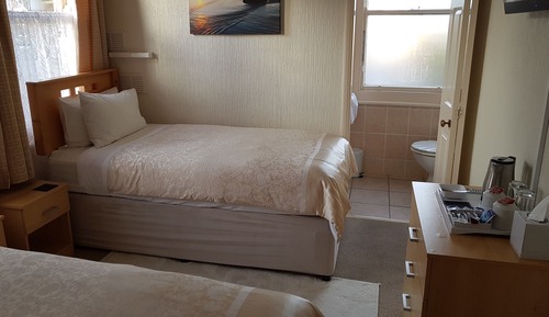 Habitación con 2 camas individuales, baño privado