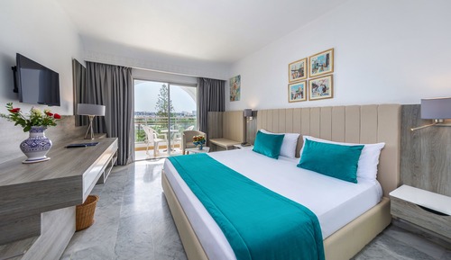 Habitación triple, vistas al jardín