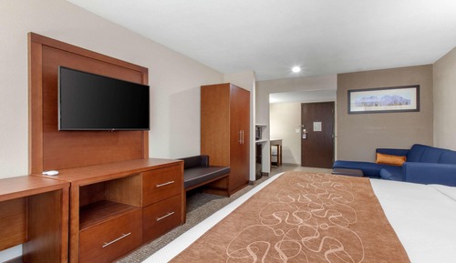 1 King Bed, Suite, Nonsmoking, Accessible