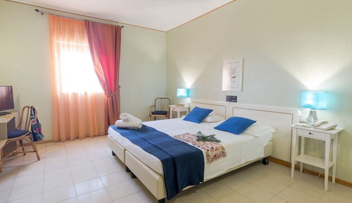 Habitación básica con 1 cama doble o 2 individuales