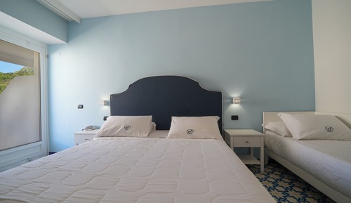 Habitación estándar con 1 cama doble o 2 individuales, balcón