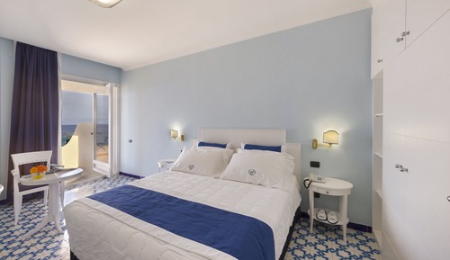 Habitación Deluxe con 1 cama doble o 2 individuales, terraza, vistas al mar