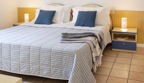 Apartamento básico, 1 habitación, cocina, vistas parciales al lago