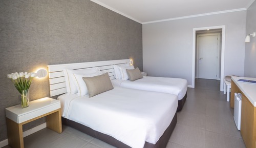 Habitación con 1 cama doble o 2 individuales, balcón, vistas a la piscina