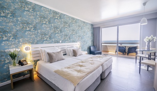 Habitación superior con 1 cama doble o 2 individuales, balcón, vistas al mar