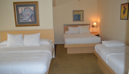 Estudio familiar, varias camas