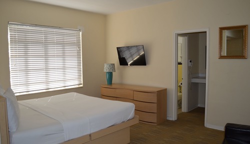 Estudio, cocina básica (1 King and 1 Queen Bed)