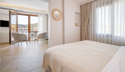 Habitación familiar con 1 cama doble o 2 individuales, 1 cama de matrimonio grande con sofá cama