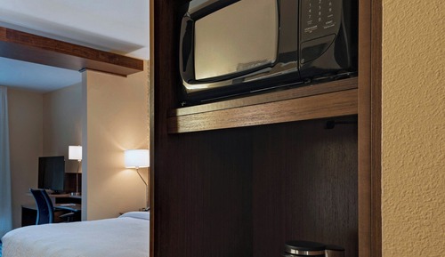 Suite, 1 cama de matrimonio grande con sofá cama (Mobility/Hearing Access, Roll-in Shwr)