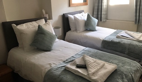 Habitación con 1 cama doble o 2 individuales, baño privado