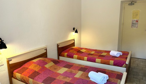 Habitación con 2 camas individuales, balcón