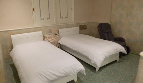 Habitación con 2 camas individuales (with Massage Chair)