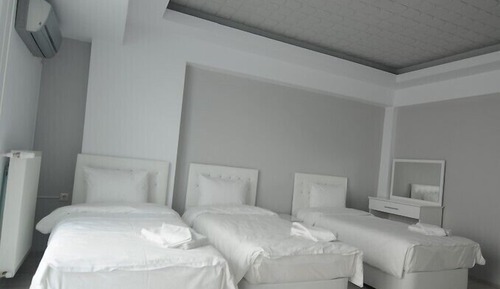 Studio, 3 Twin Beds