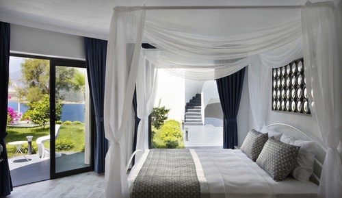 Suite, bañera de hidromasaje, vistas parciales al mar