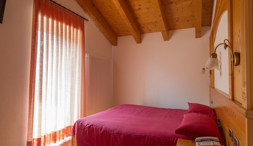 Habitación superior con 1 cama doble o 2 individuales (2 pax)