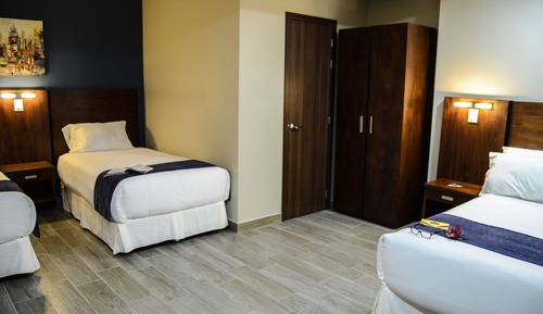 Habitación triple familiar, 1 habitación, accesible para personas con discapacidad, bañera