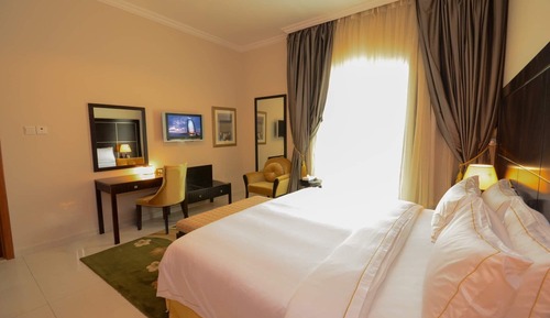 Villa familiar, 4 habitaciones, vistas al jardín, junto a la piscina