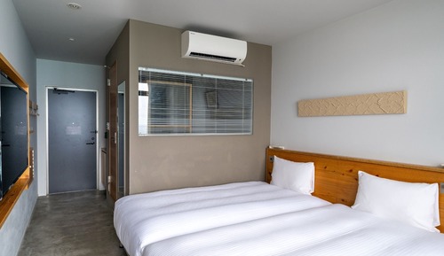 Habitación superior con 2 camas individuales, varias camas