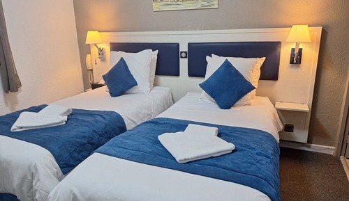 Habitación con 2 camas individuales, baño privado