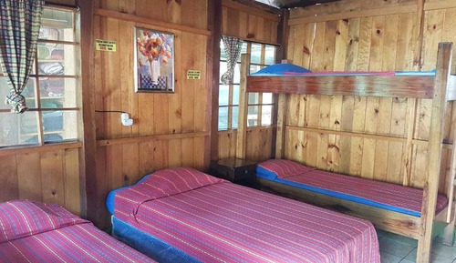 Habitación cuádruple estándar, baño privado (2 Single and 1 Bunk Bed)