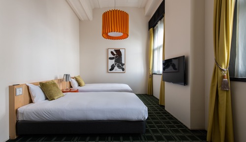 Habitación triple básica, no fumadores, baño privado (Moderate, Historic Bldg.)