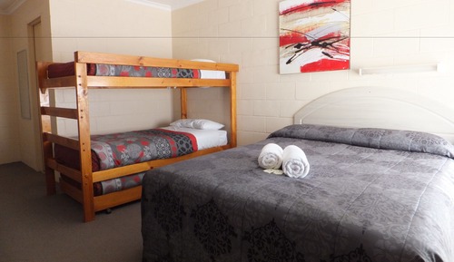 Habitación básica, varias camas