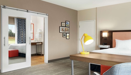 Habitación, 1 cama de matrimonio grande con sofá cama, frigorífico y microondas