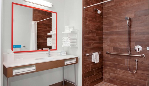 Estudio, 1 cama de matrimonio grande, accesible para personas con discapacidad (Roll-In Shower)