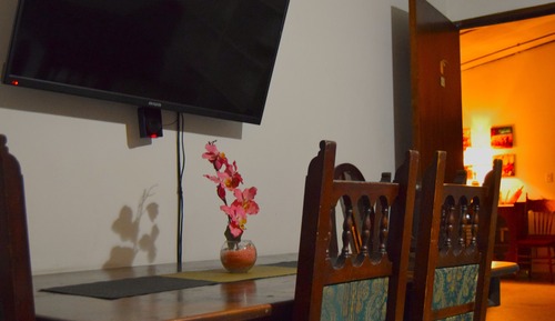 Habitación triple City, varias camas, baño compartido, vistas al jardín