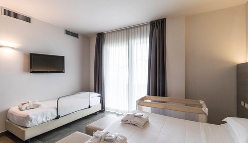 Habitación triple superior, terraza, vistas parciales al mar