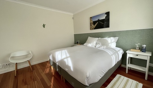 Habitación estándar con 1 cama doble o 2 individuales, baño compartido, vistas a la ciudad