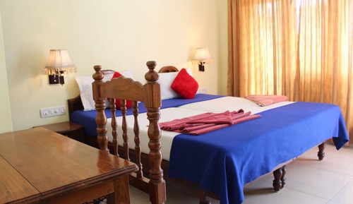 Habitación superior, vistas parciales al mar