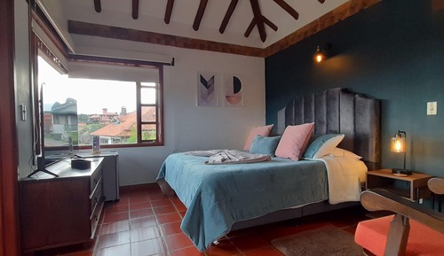 Habitación Triple Estándar, Balcón y Vista al Jardín