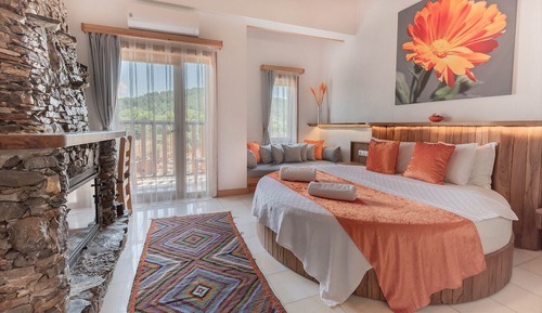 Deluxe Room with Fireplace & Jacuzzi