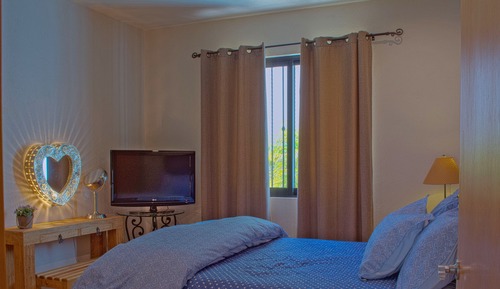 Habitación Confort, 1 cama de matrimonio con sofá cama, junto a la piscina