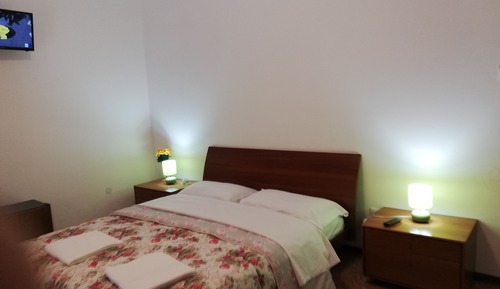 Habitación triple clásica, varias camas, baño compartido, vistas al parque