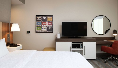 Habitación, 1 cama de matrimonio grande con sofá cama (Roll-In Shower)