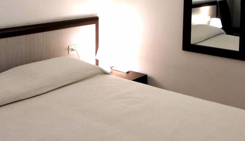 Habitación con 1 cama doble o 2 individuales, baño privado (External)