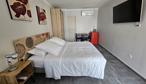 Habitación familiar con 1 cama doble o 2 individuales, vistas a la piscina (coquelicot)