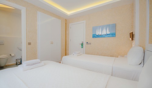 Habitación económica con 2 camas individuales (No Balcony, No View, Facing Wall)