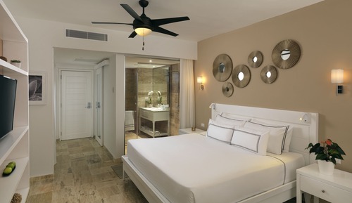 The Level Suite Tropical Palms