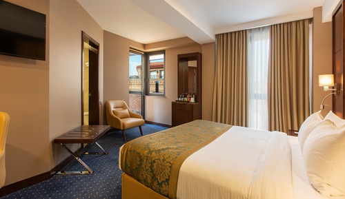 Habitación panorámica, 1 cama de matrimonio grande, balcón, vistas a la ciudad (A Building)