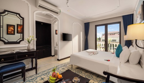 Habitación Deluxe doble, 1 cama de matrimonio grande, bañera, vistas a la piscina