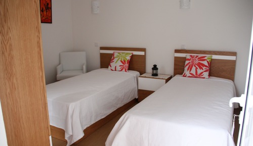 Habitación básica con 2 camas individuales