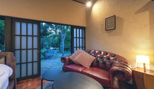 Habitación con 2 camas individuales, en edificio anexo