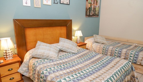 Habitación triple, varias camas, baño privado, planta baja