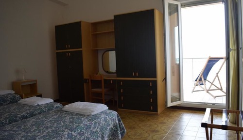 Habitación triple, balcón, vistas al mar