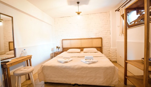 Habitación triple económica (Basement, No View)