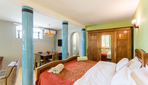 Suite estudio de diseño, 1 cama de matrimonio grande con sofá cama, balcón, vistas a la ciudad